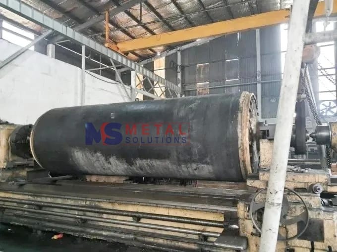 Phun phủ cổ trục phục hồi Lô Ép Lỗ Mù ngành Giấy 3 Trục được gá lên máy để tiến hành phục hồi.