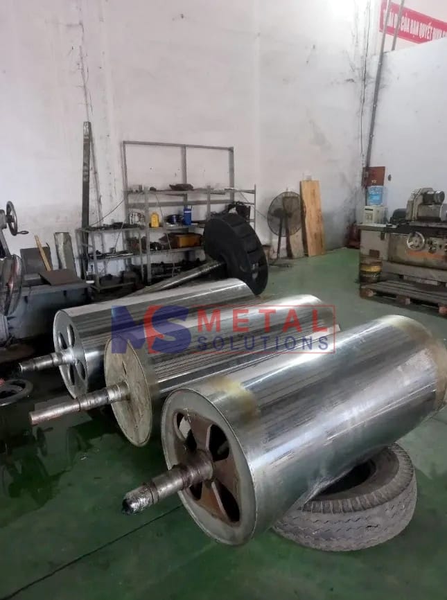 Phun phủ trục lô bị xước mòn - Giải pháp thay thế mạ crom 2 Lô mòn khi được nhận về xưởng