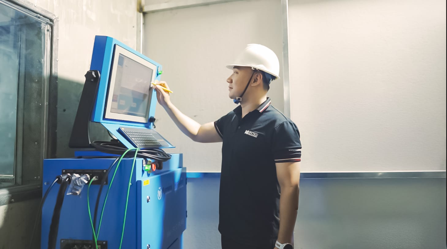 Phun Phủ Plasma là gì ? | Phun phủ kim loại Metal Solutions | MS 4 Giám đốc thực hiện chạy thử nghiệm hệ thống phun phủ plasma